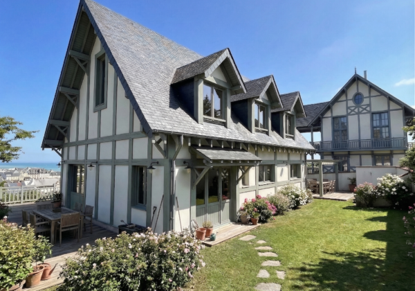 Façade est après réhabilitation, jardin et vue sur la mer – Réhabilitation, Arromanches