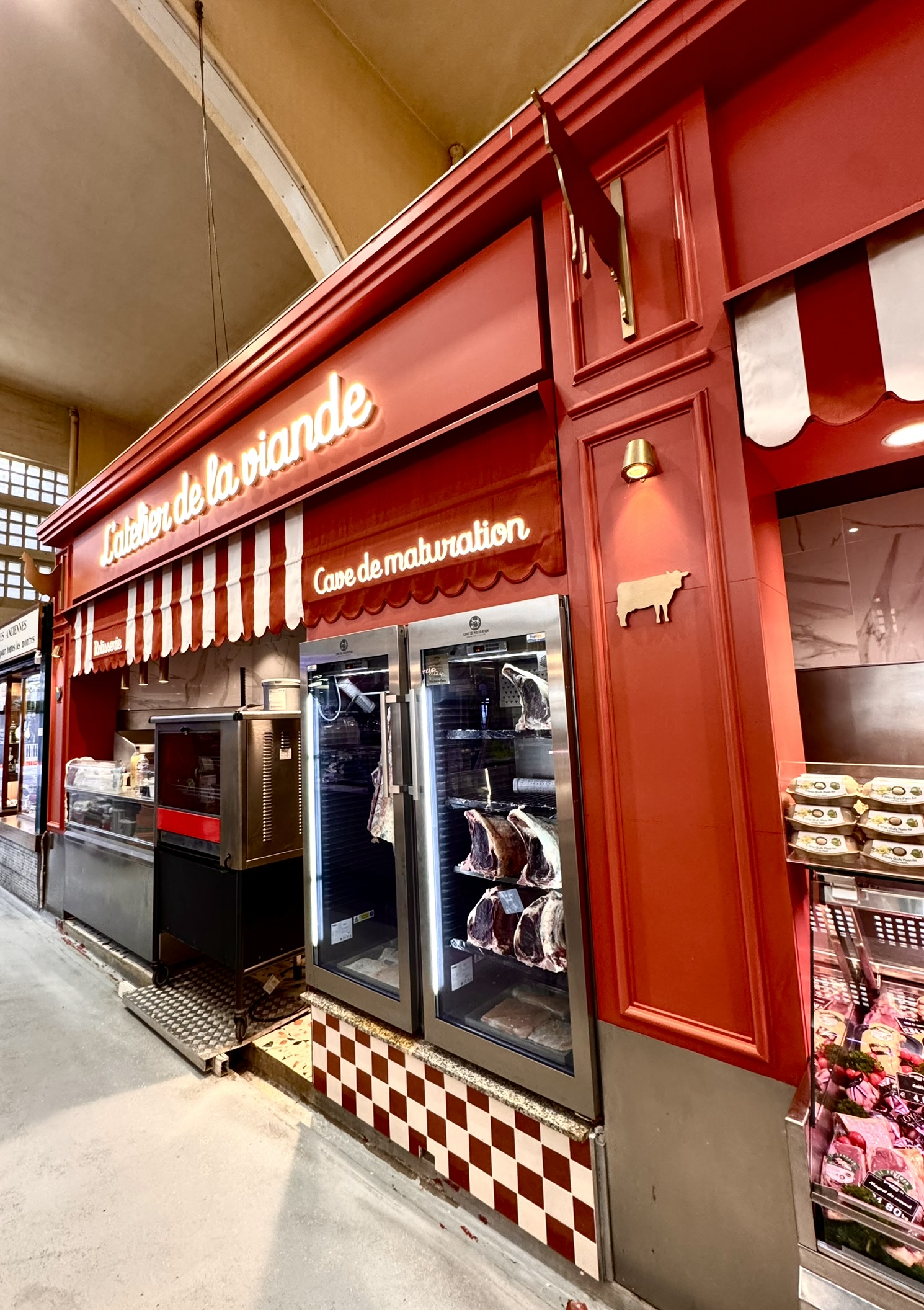Étal « L'atelier de la viande », boiseries rouges et cave de maturation – Boucherie, marché de Passy, Paris 16e