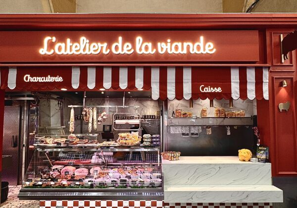 Comptoir charcuterie et soubassement en damier rouge et blanc – Boucherie, marché de Passy, Paris 16e