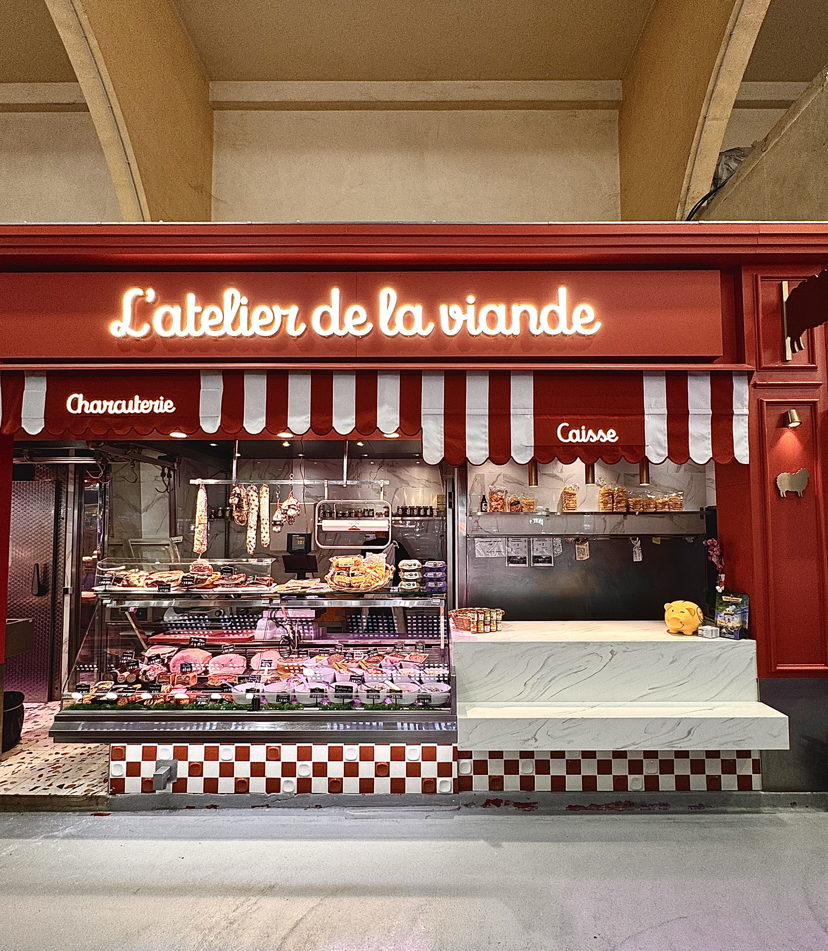 Comptoir charcuterie et soubassement en damier rouge et blanc – Boucherie, marché de Passy, Paris 16e